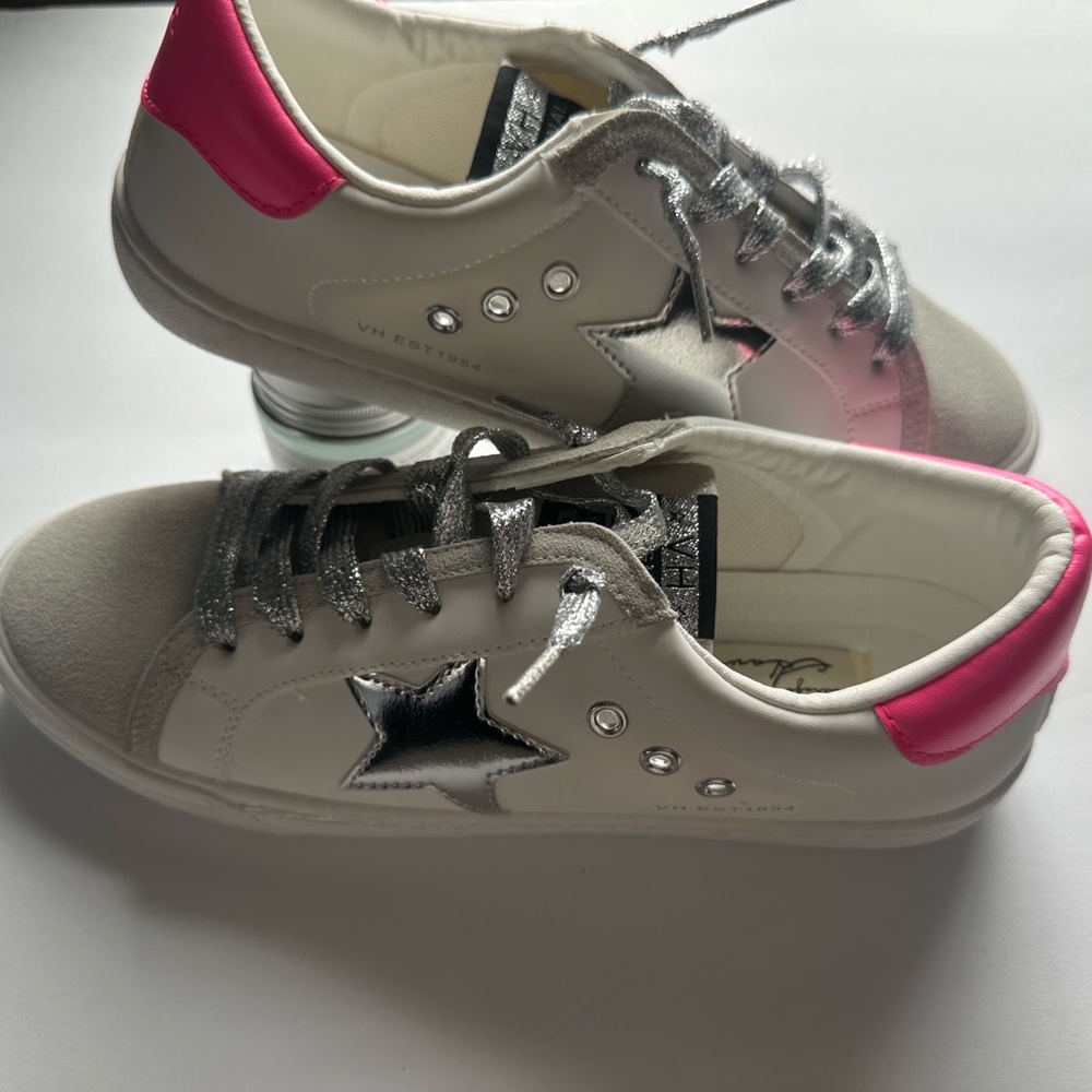 Vintage Havana White and Pink Sneakers with Low-Top Design and Star Detail